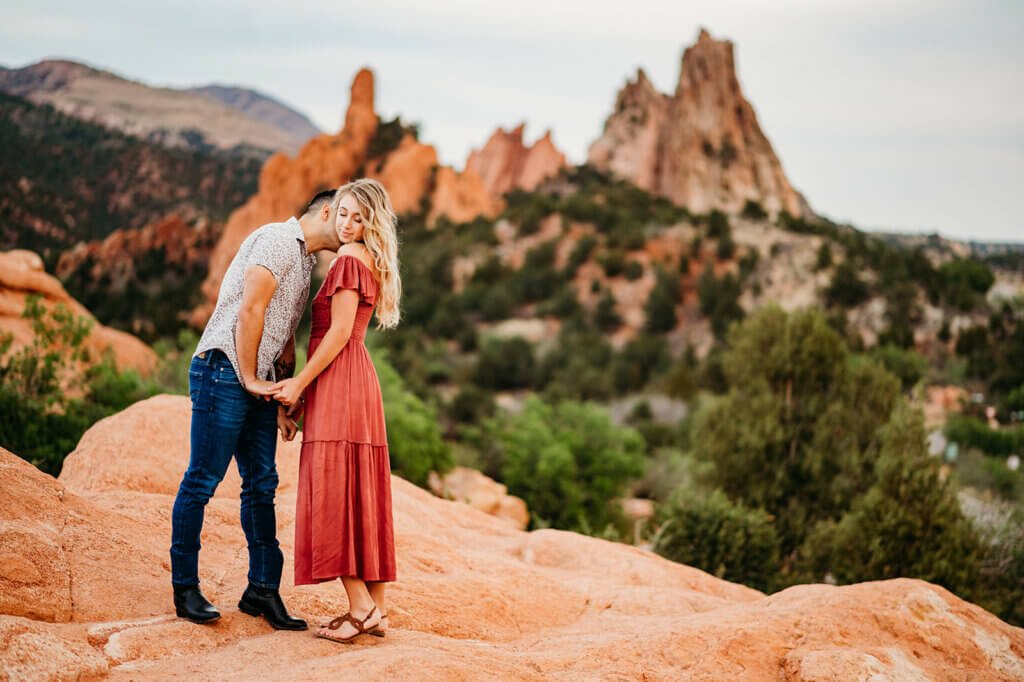 couple kissing at highpoint garden of the gods